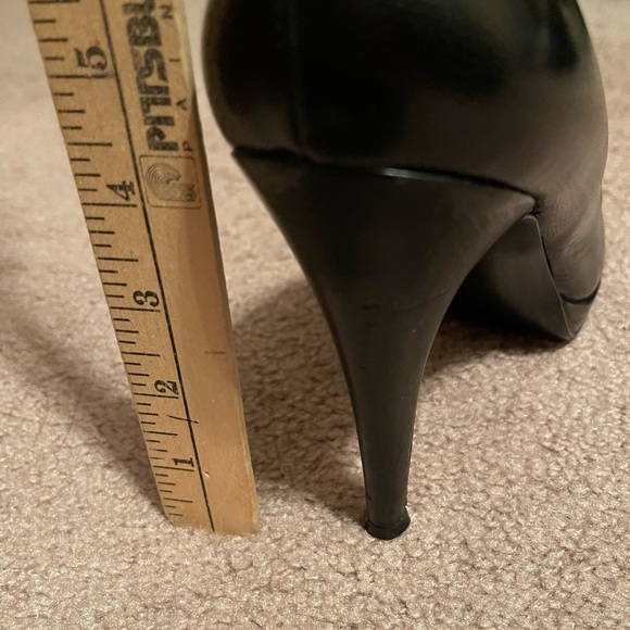 Nine West Black Round-toe Heels! - Picture 7 of 7